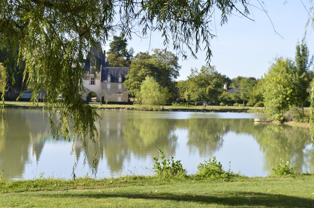 Vue du chateau depuis le plan d'eau